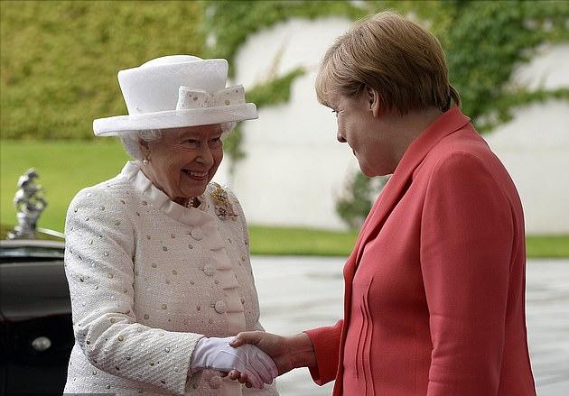 伊丽莎白女王接见默克尔,默克尔和英国女王
