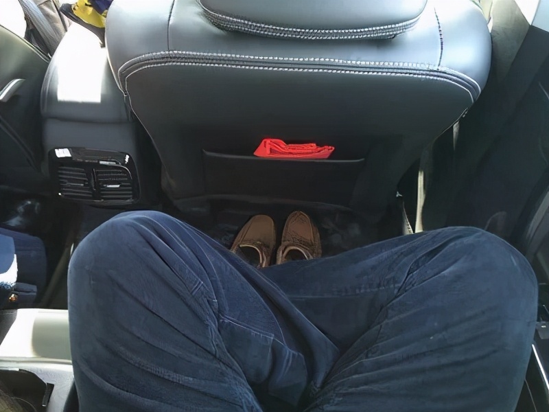 大腿放在中控台很舒服？老司机：顶不住