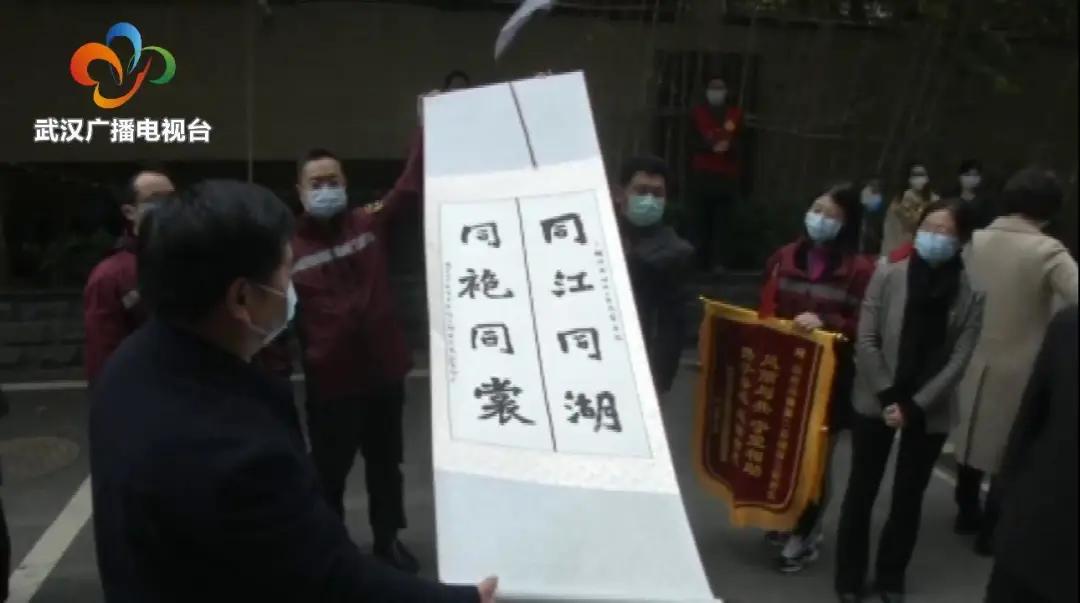 最高的礼遇最深的敬意,最高礼遇迎接英雄凯旋路人鸣笛