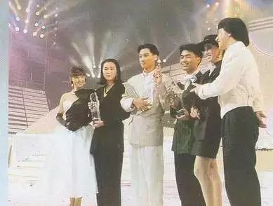 郑秀文在香港和王菲谁更火,郑秀文和王菲谁的地位高