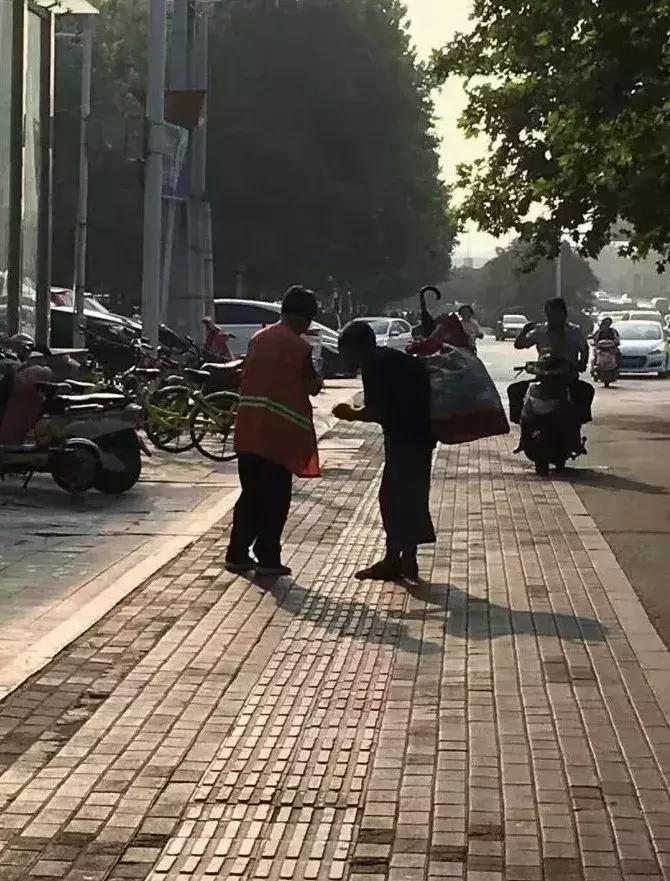 董卿你的站姿就是你的修养,董卿到底有多懂得礼貌