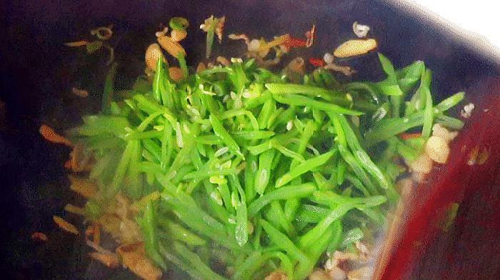 20年大厨说漏嘴，芸豆炒肉丝时，芸豆最忌直接炒，难怪不入味发黑