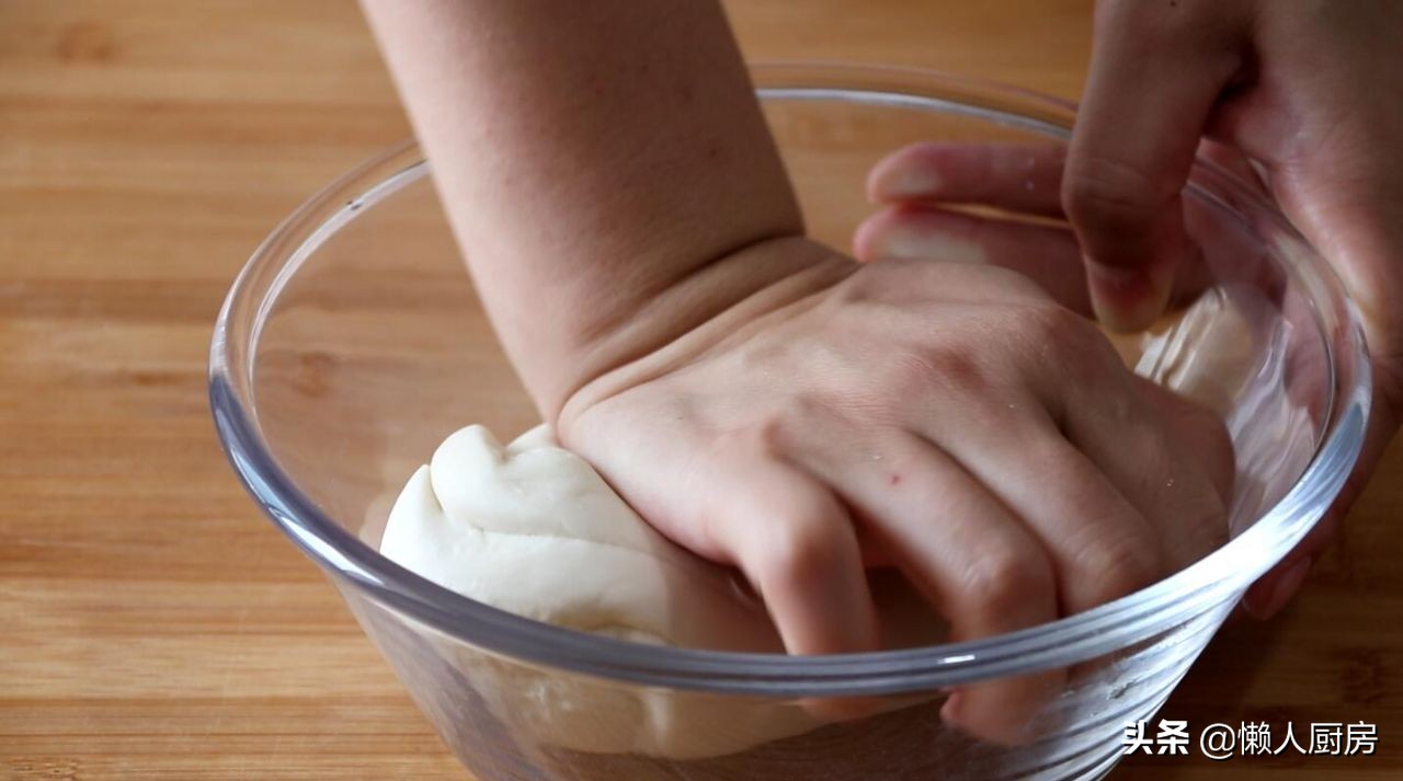 1斤面粉1个鸡蛋教你在家自制拉面,普通面粉拉面的做法全过程