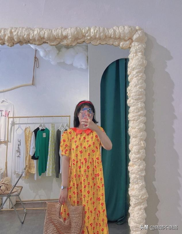 碎花裙如何穿得惊艳好看,今夏不正经的碎花裙穿搭真迷人