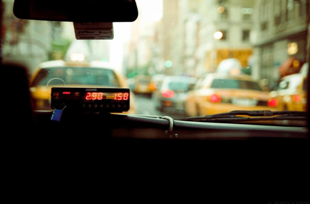 生活的负重感会在女司机们收车之后,爬满她们疲惫至极的身体