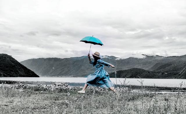 下雨拍照姿势大全不带伞,旅游打伞拍照姿势