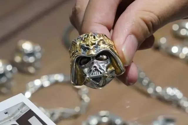 三十多块钱买的银戒指是真的吗,银戒指有黑色斑点