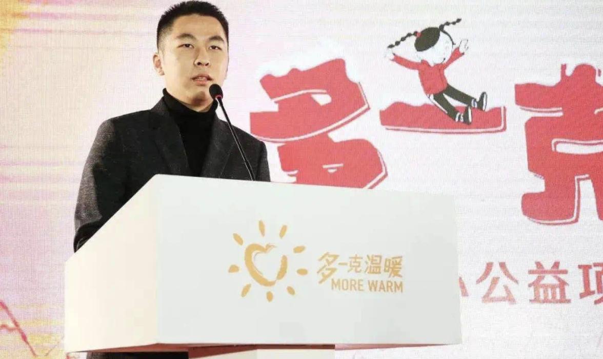 江苏首富之子,接管老爸300亿家产,却无法解决90亿服装库存