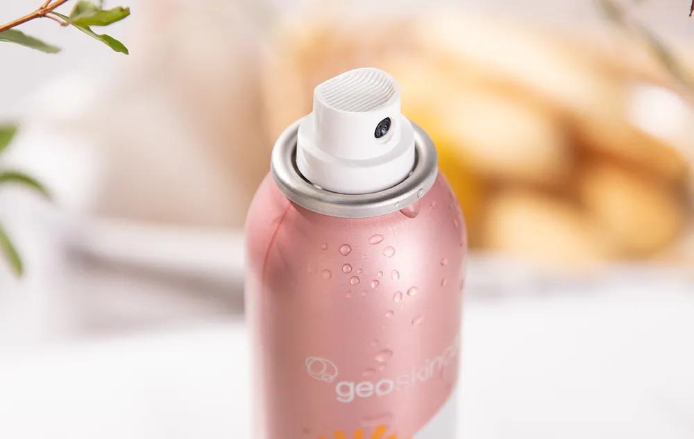 全身喷满防水喷雾,防晒美白嫩亮肌肤