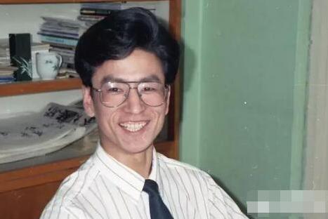 悲凉白岩松：8岁丧父，被自杀被骂拒天价死守央视，也有难言之隐