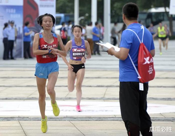 美团、清华、国足、跑3000米谁能赢，看看体育老师怎么说