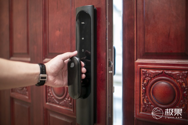 经常忘记自己锁门,智能门锁被锁定怎么解锁