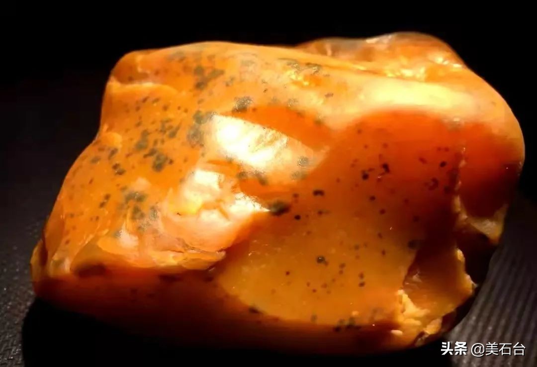 河里发现天价翡翠原石,河里发现一块天价石头