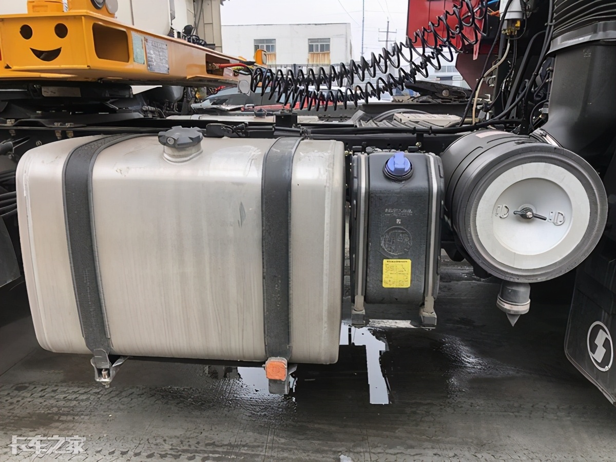 陕汽德龙新款m3000天然气车,德龙m3000牵引车拉大件