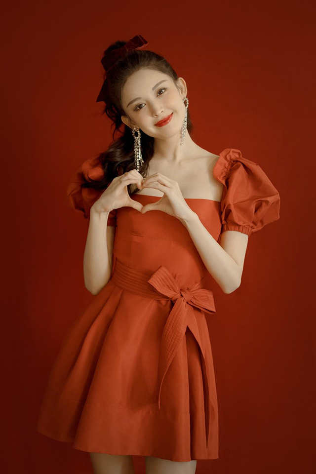 娜扎黑色深v吊带裙完整版,娜扎黑色深v吊带裙路人视角