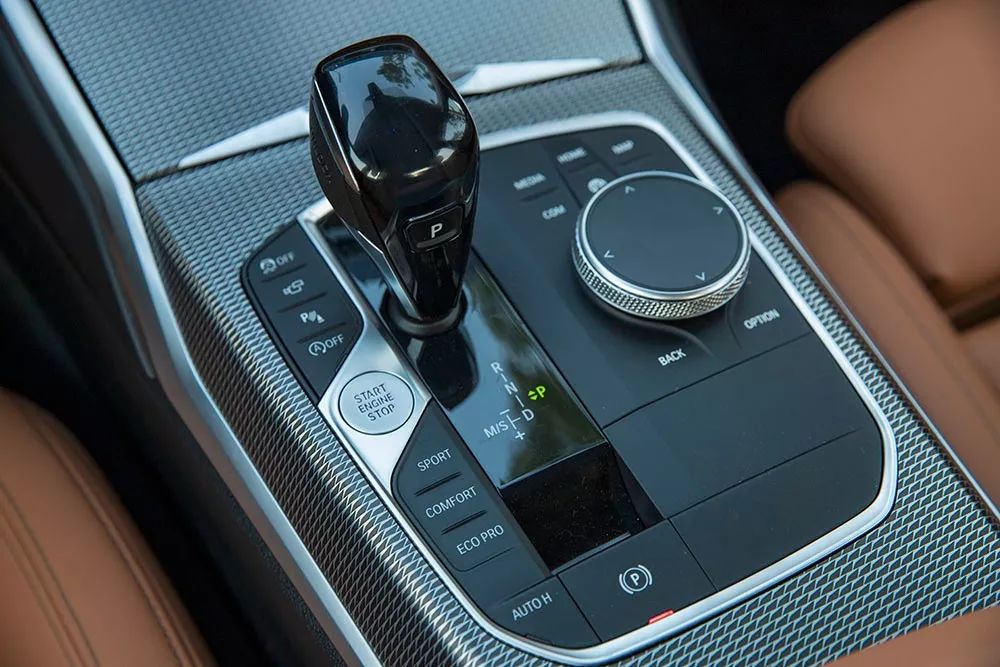 宝马新3系320和325哪个更值得买,试驾最新宝马3系