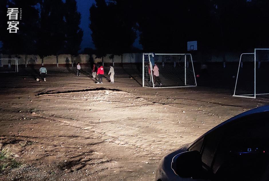 这支秘密发展的乡村足球队，拼命的令人肃然起敬