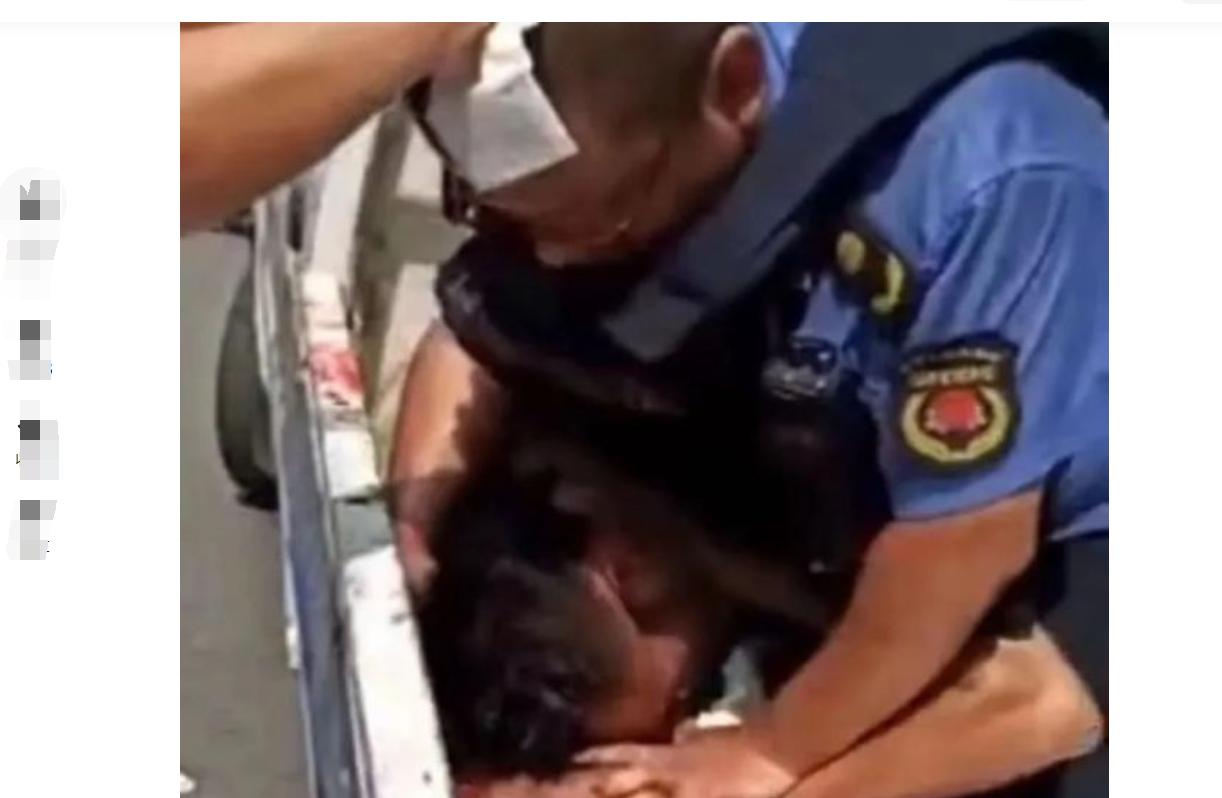 广西一商贩持刀追砍城管队员,广西一小贩持刀追砍城管被抓