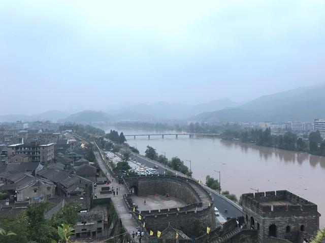 这条街以前很繁华,这条街历经百年变迁