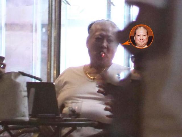 洪金宝嚣张抽烟视频,68岁洪金宝近照面部松弛显沧桑