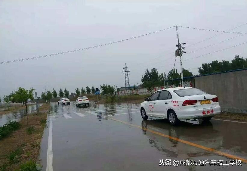 科目三考试雨天后视镜模糊怎么办,雨天考科目三有影响吗