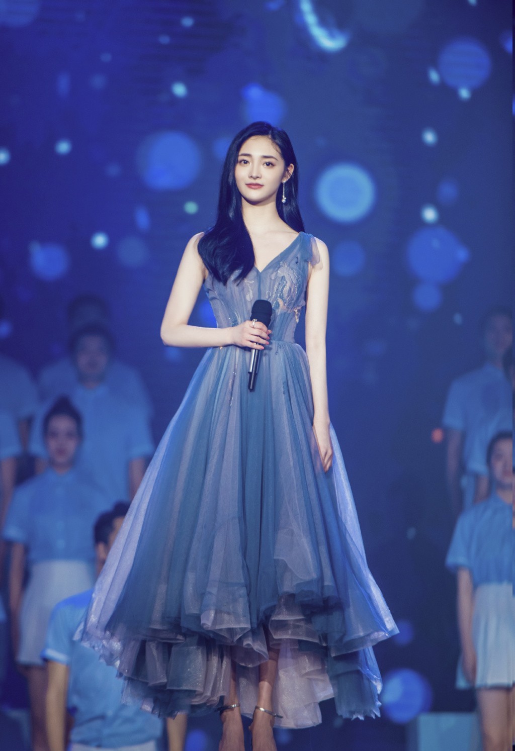 周洁琼穿基础款依旧美得与众不同,周洁琼穿高跟鞋跳舞视频