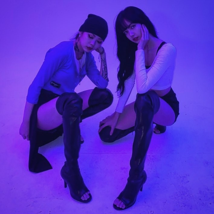 lisa踢腿跳舞视频白长靴,lisa穿搭日常风格秋冬