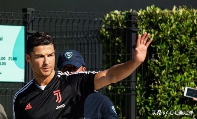 c罗恶作剧吓坏安保,c罗恶作剧撞了一下警察