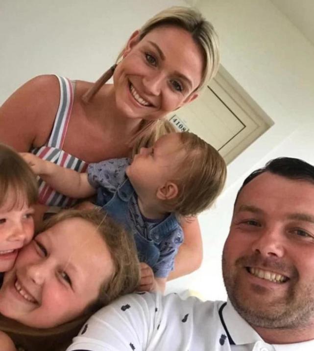 一岁宝宝被水杯砸到头部怎么办,小孩拿杯子被割伤