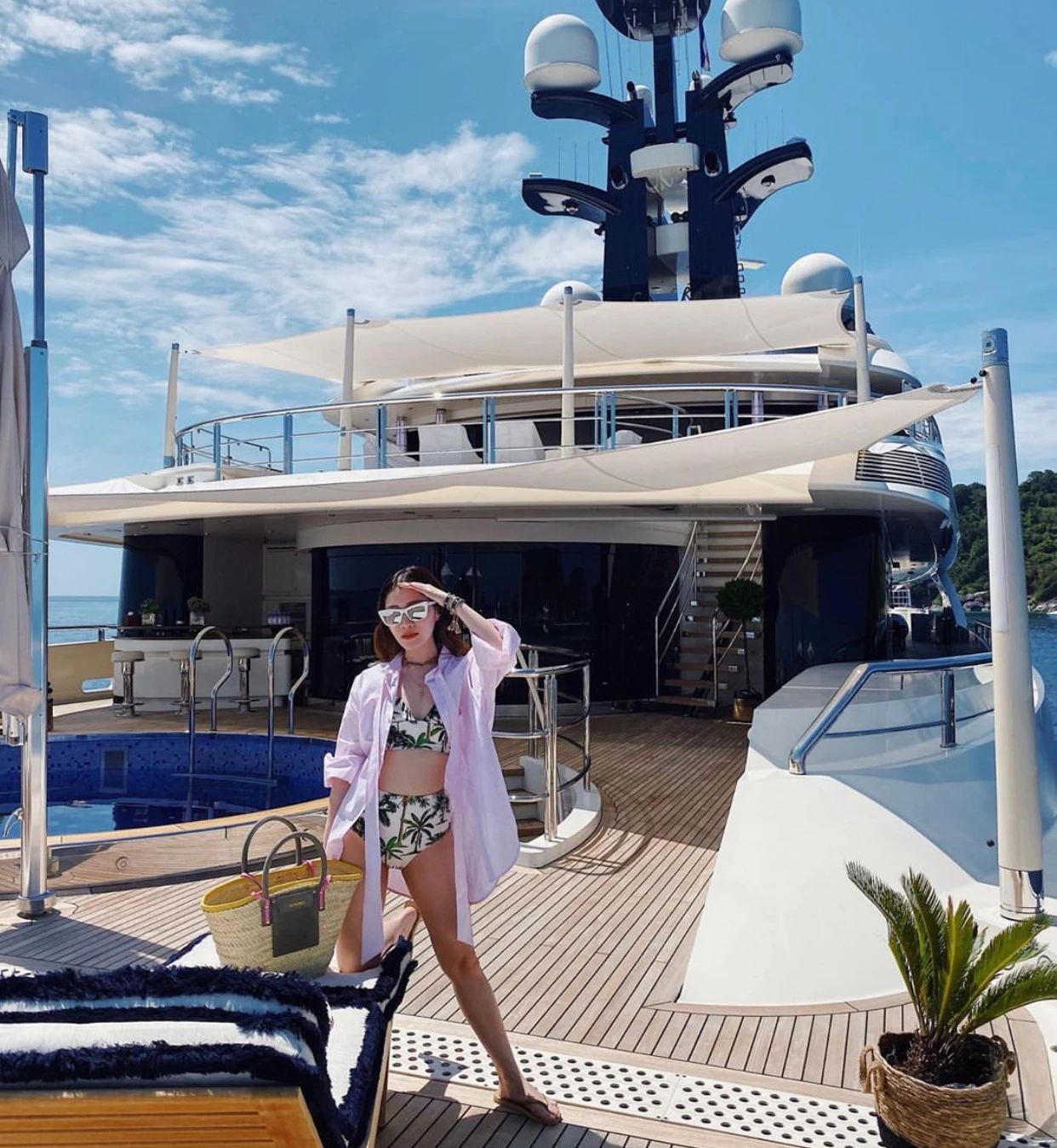 刘德华小姨子炫富上瘾？爱晒家中整墙名牌包，全身名牌堆砌太高调