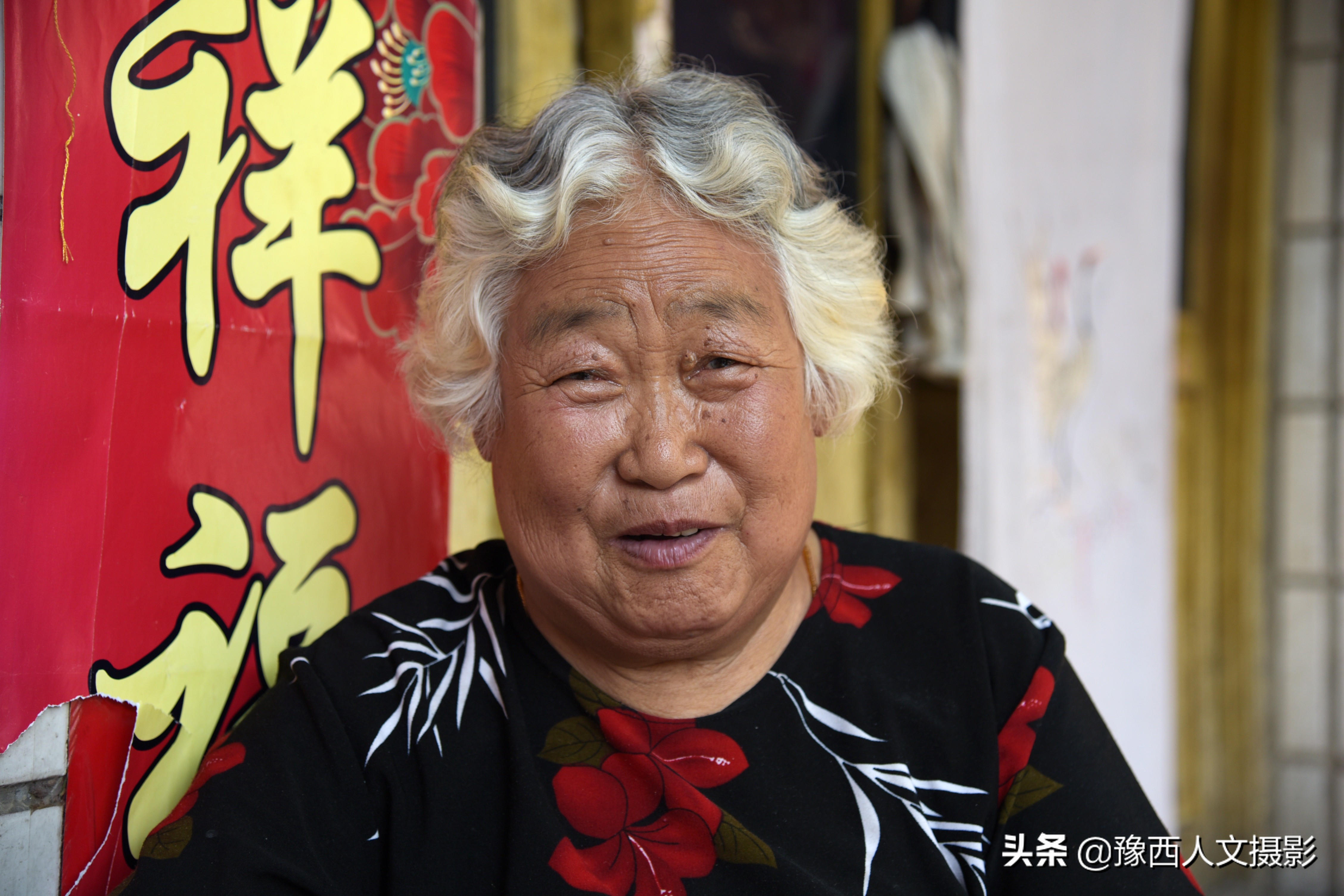 山乡大娘打手灯做缝纫，12块布头缝制传统香包，一年卖不够800元