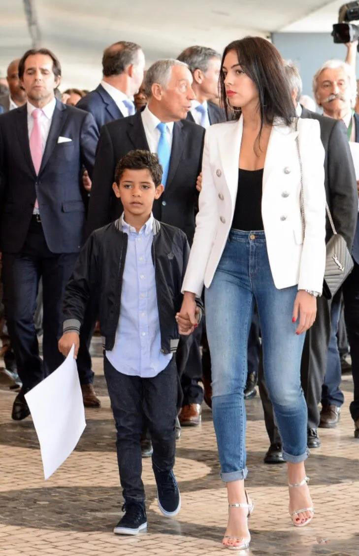 c罗女友秀身材,c罗前女友穿绿色泳衣