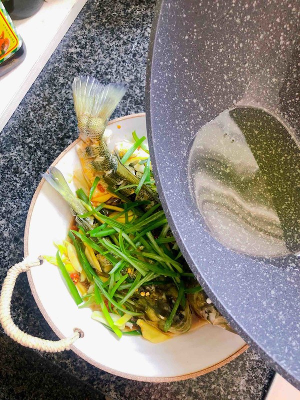 蒸鱼豉油蒸鲈鱼的做法,豉汁蒸鲈鱼的正确做法