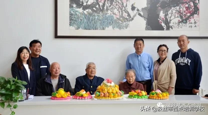 陈红林校长重阳节前夕为东方颐养中心的老人送去福寿花饽饽