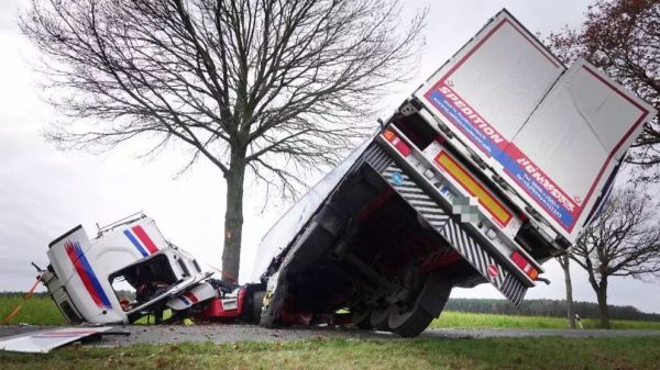 德国新闻丨81岁老人被发现在公寓中横死，孙子是凶手；乐极生悲，25岁青年酒后坠楼身亡