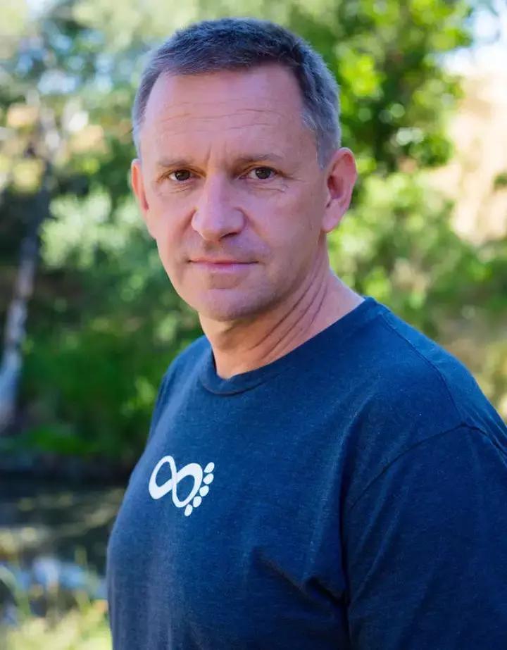 斯坦福教授自创编程语言造出全球最快网络芯片,如今被英特尔收购