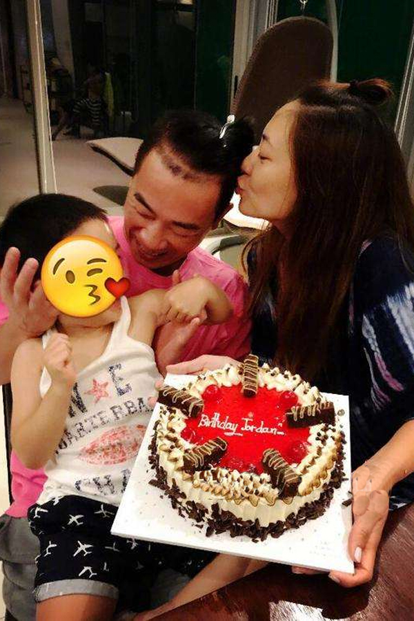 家长陪娃睡觉的图片,90后父母带孩子睡觉照片