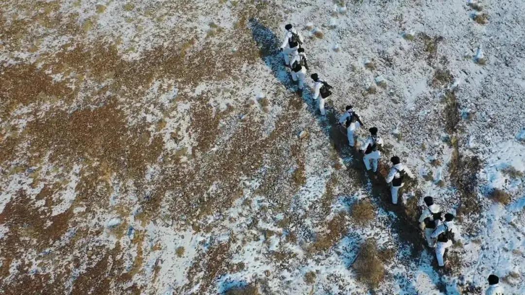 风雪边关边防官兵踏雪巡逻,风雪巡逻边防官兵与界碑相伴