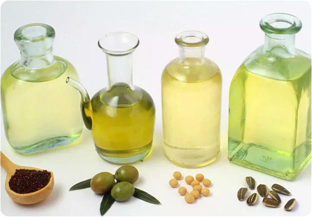 “娃不吃盐没力气”？1岁前宝宝辅食的3个“坑”，家长要避免