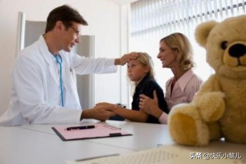 孩子玩干燥剂眼睛被溶解,孩子玩荧光棒水进眼睛