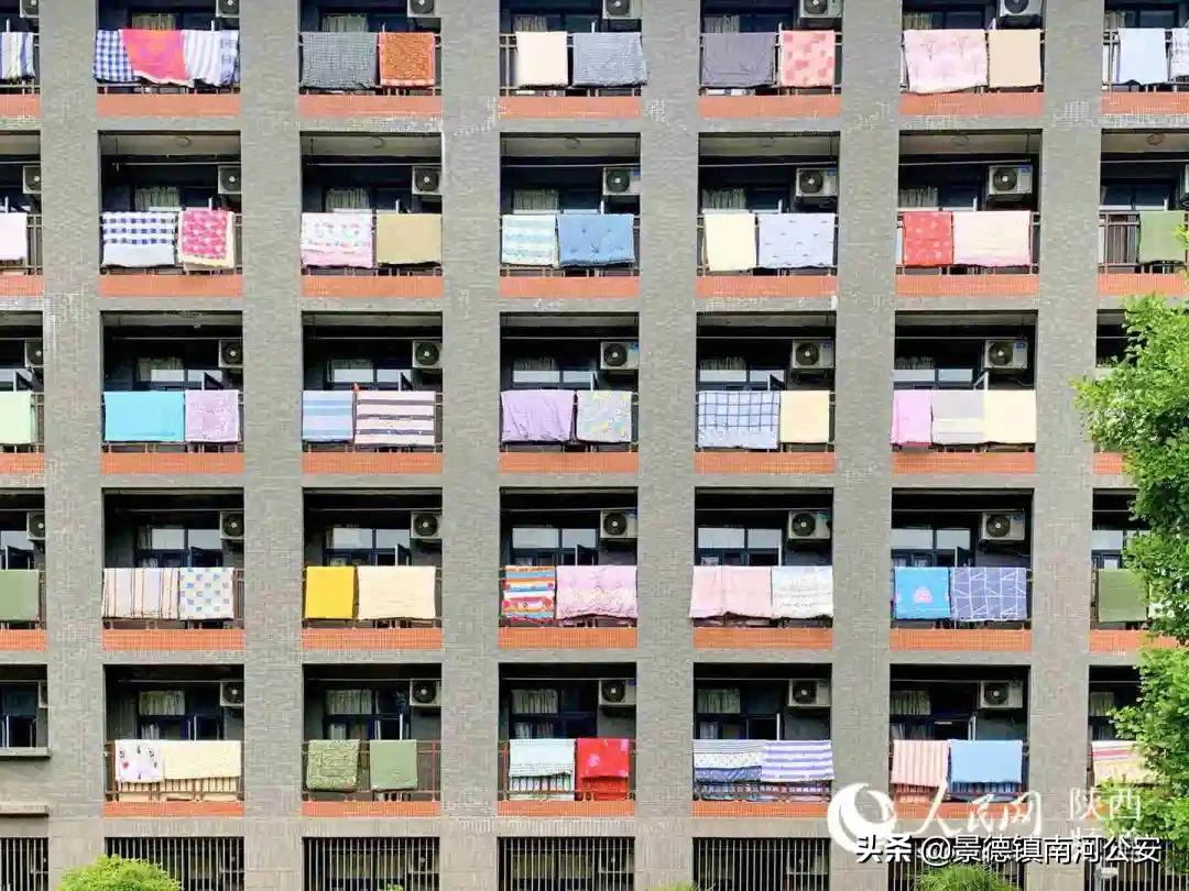 妈妈缝的大红被面“C位出道”！这场面，太暖了