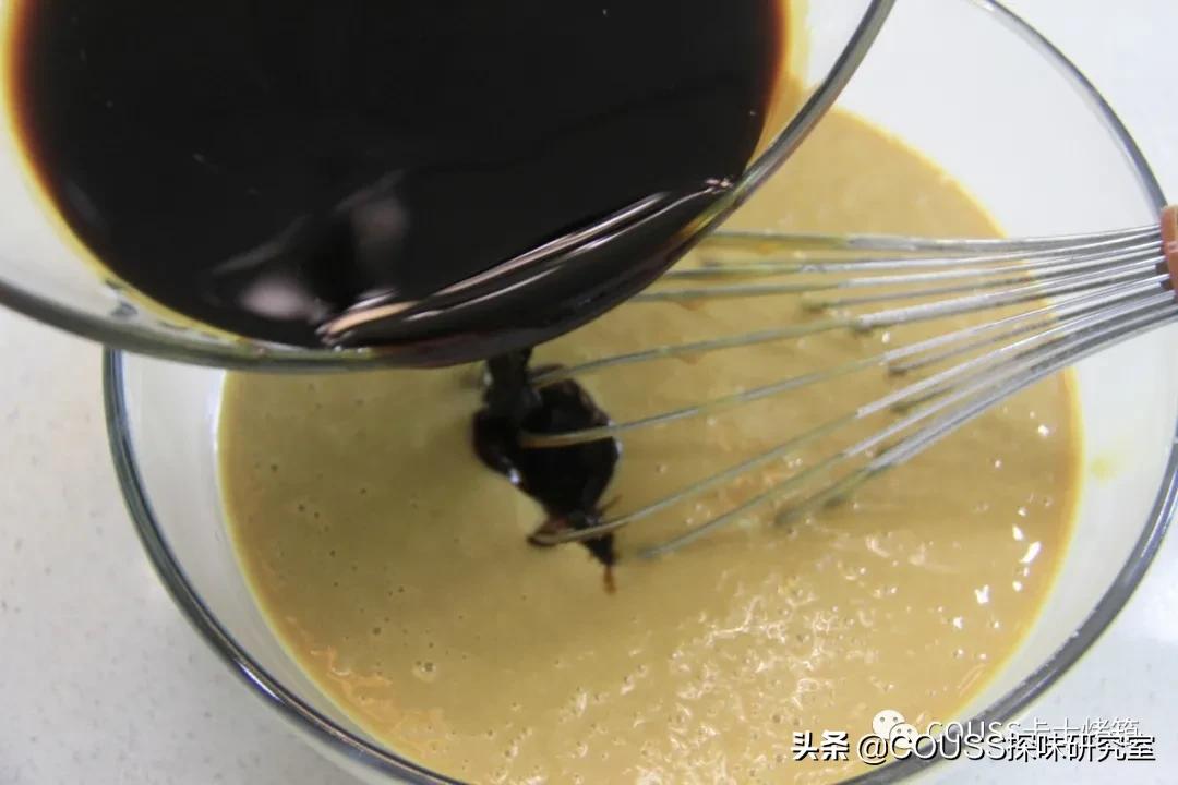 让密集恐惧症集体绕道的蜂巢蛋糕