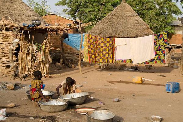 非洲妇女难忍家暴，怒杀丈夫，徒手攻击丈夫的*处私**直至死去