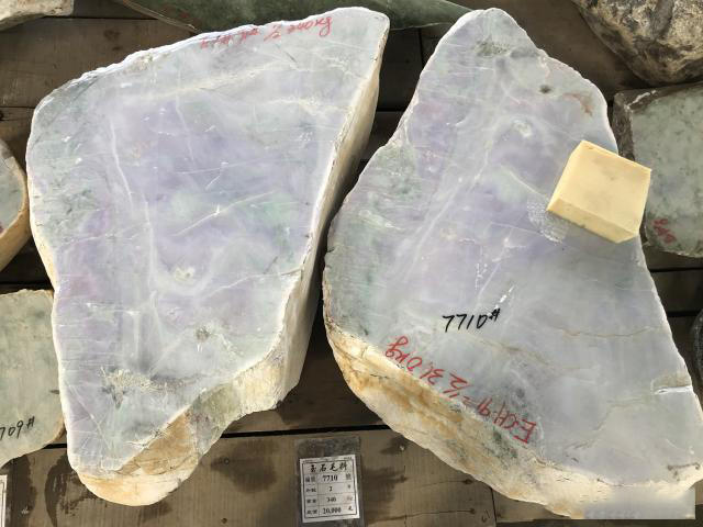 公盘里一块重达340公斤的翡翠原石，底价20000，你觉得值吗？