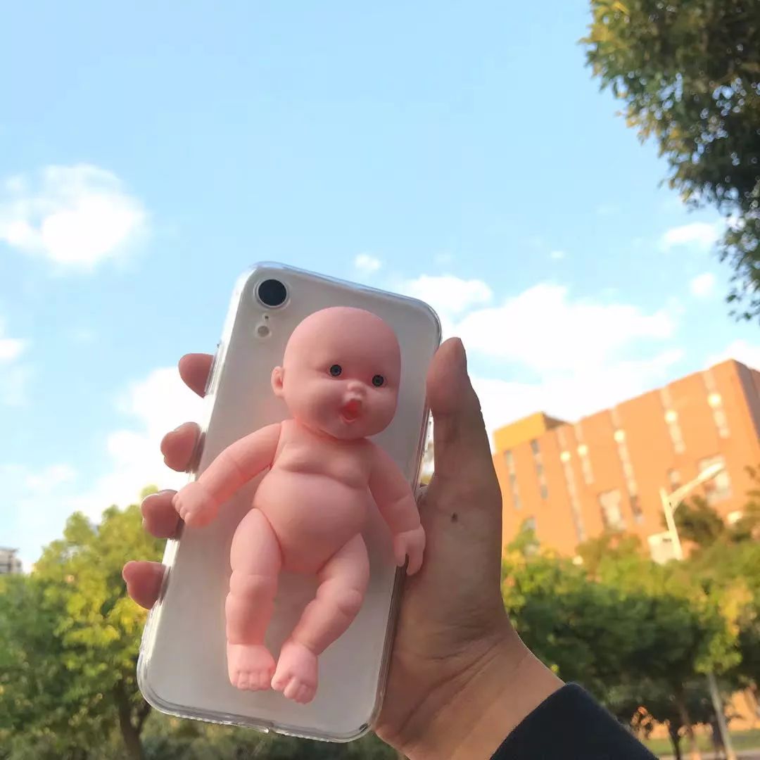 吐槽那些没用的沙雕手机壳 (什么手机壳最沙雕)