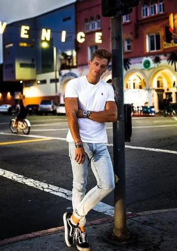 夏天男生t恤要宽松好还是修身好,男短袖t恤衣长到哪里好看