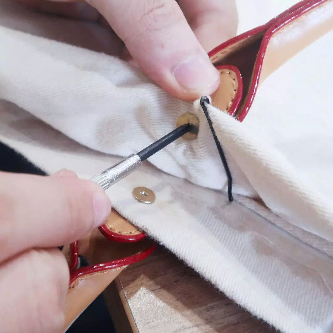 废旧纸袋如何做收纳包包,大牌纸袋斜挎包包改造教程