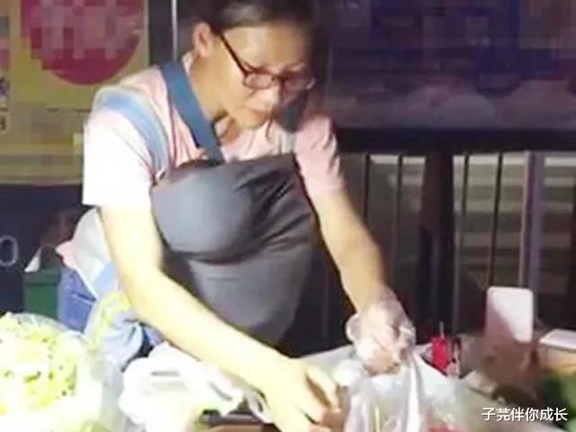 想靠摆地摊一年挣50万真的很难吗,90后男子摆地摊两个月赚7万