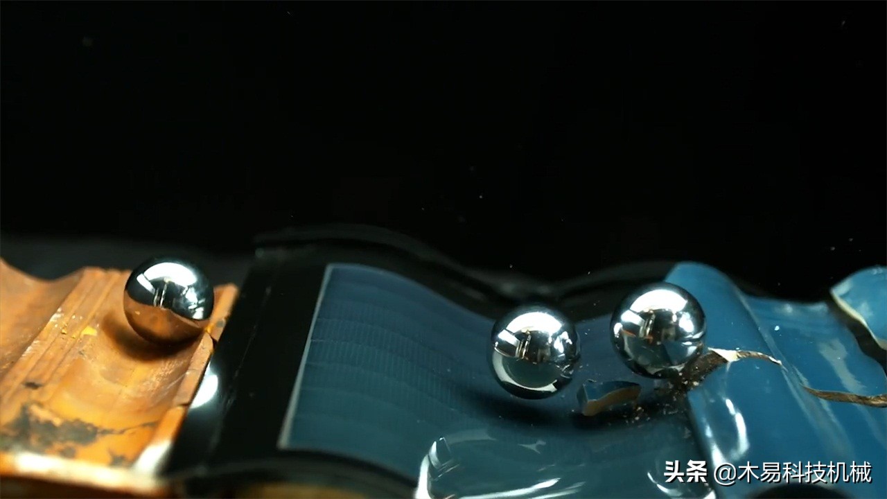 民间大叔曾改进瓦片，能给屋子供电，一年剩下2000元电费