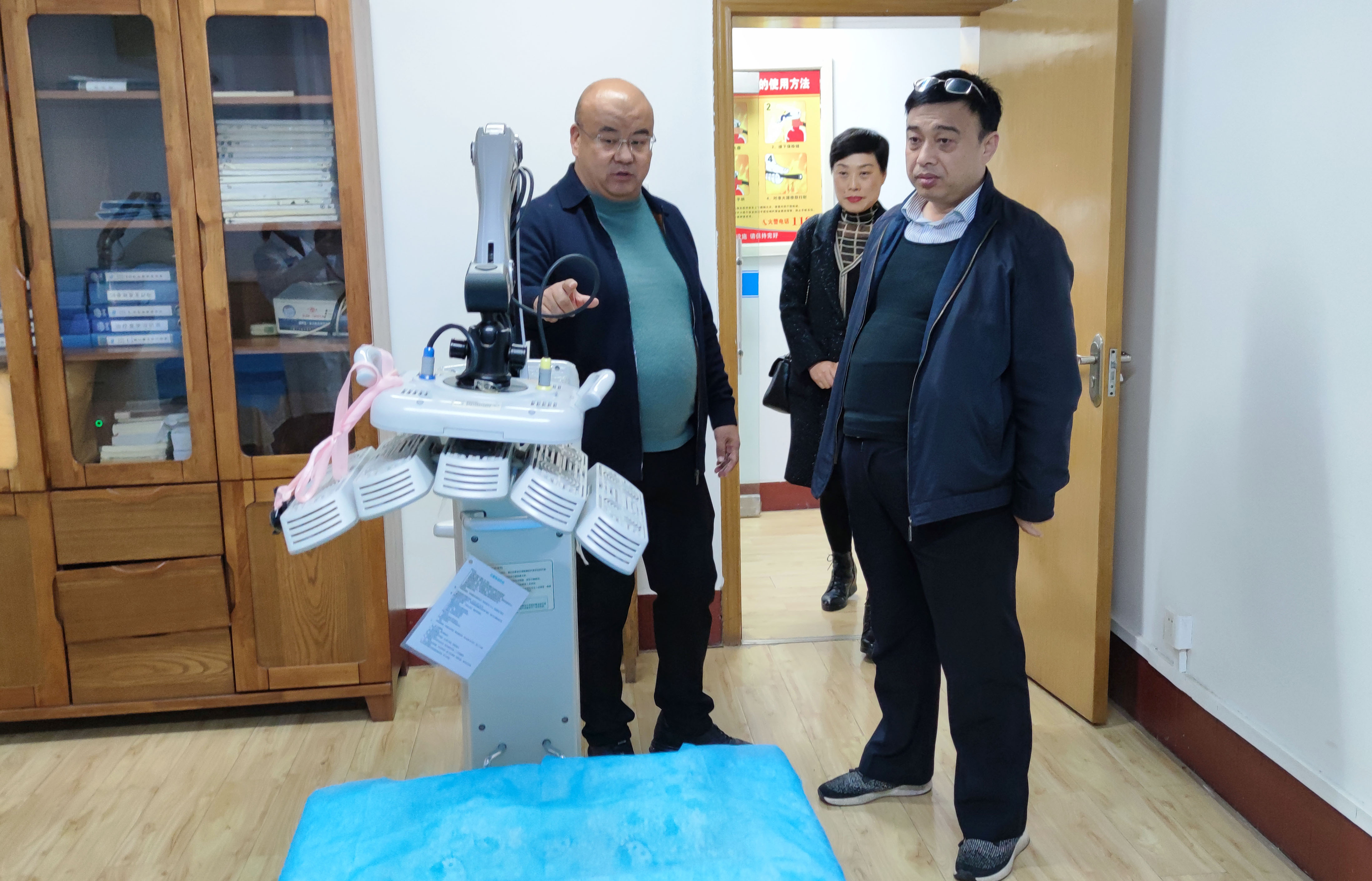 渭南市卫健局副局长徐萌新莅临渭南海成皮肤专科医院调研指导工作